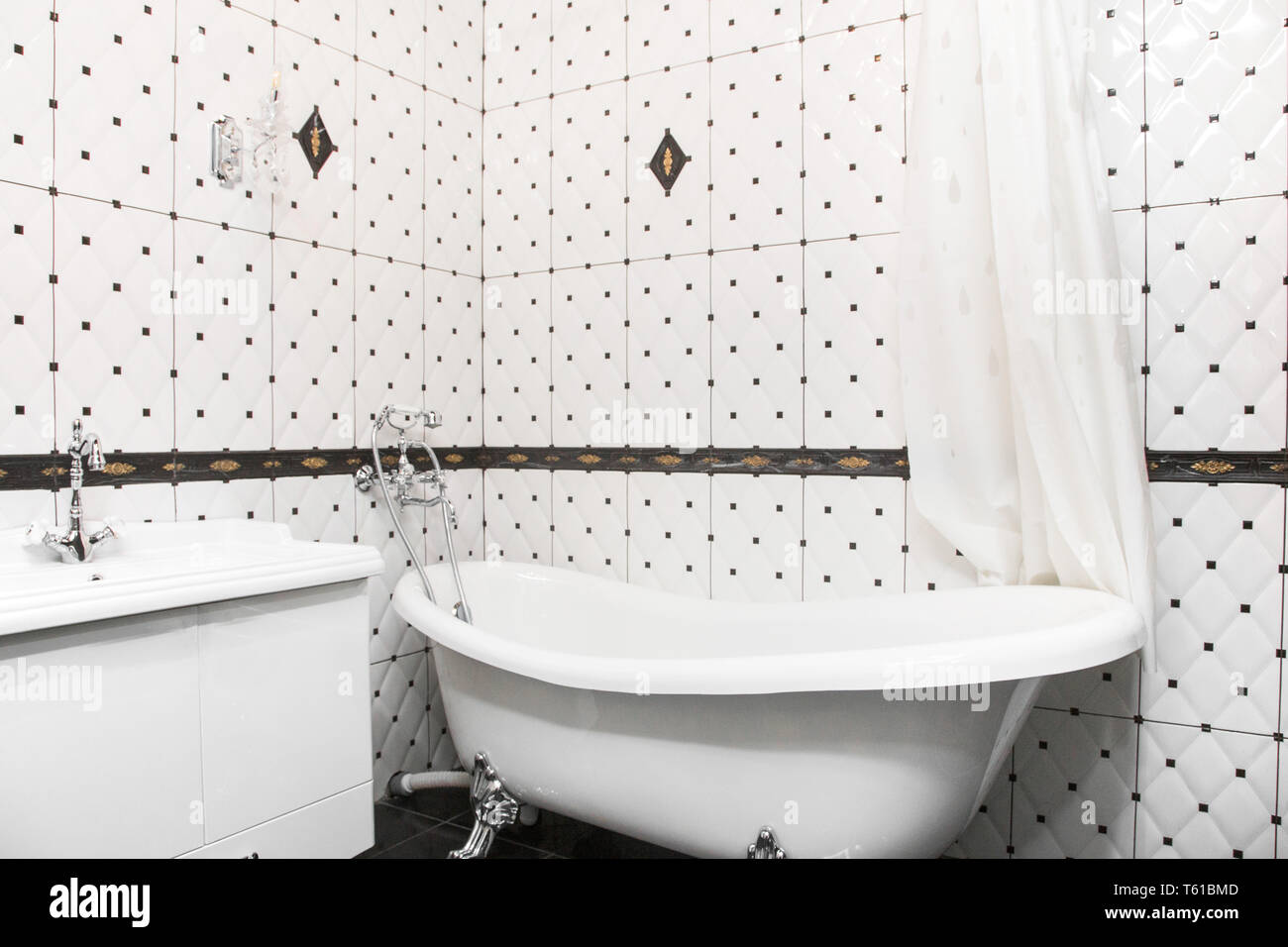 Baño interior en estilo art deco. Cuarto de baño y lavabo clásico en  combinación con bellos azulejos de cerámica Fotografía de stock - Alamy