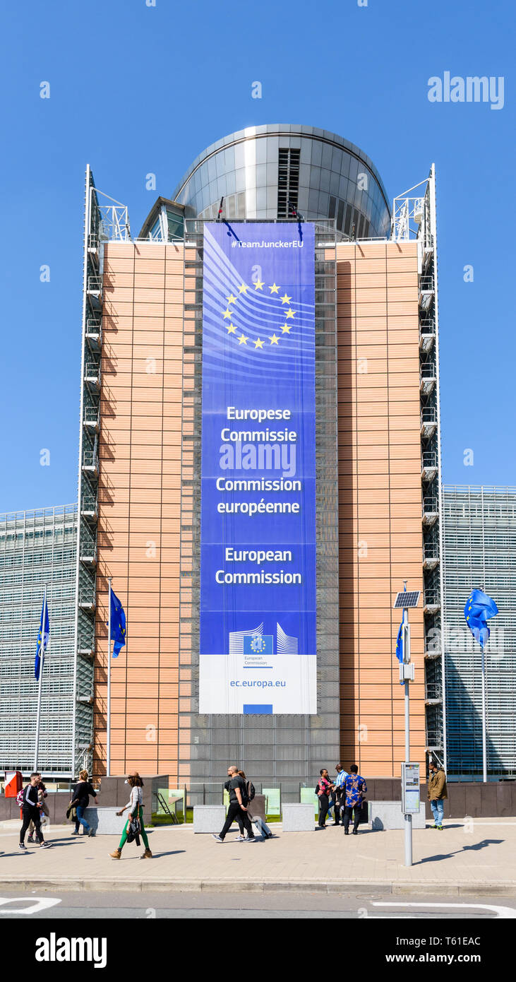 El edificio Berlaymont en el barrio europeo de Bruselas, Bélgica, alberga la sede de la Comisión Europea desde 1967. Foto de stock