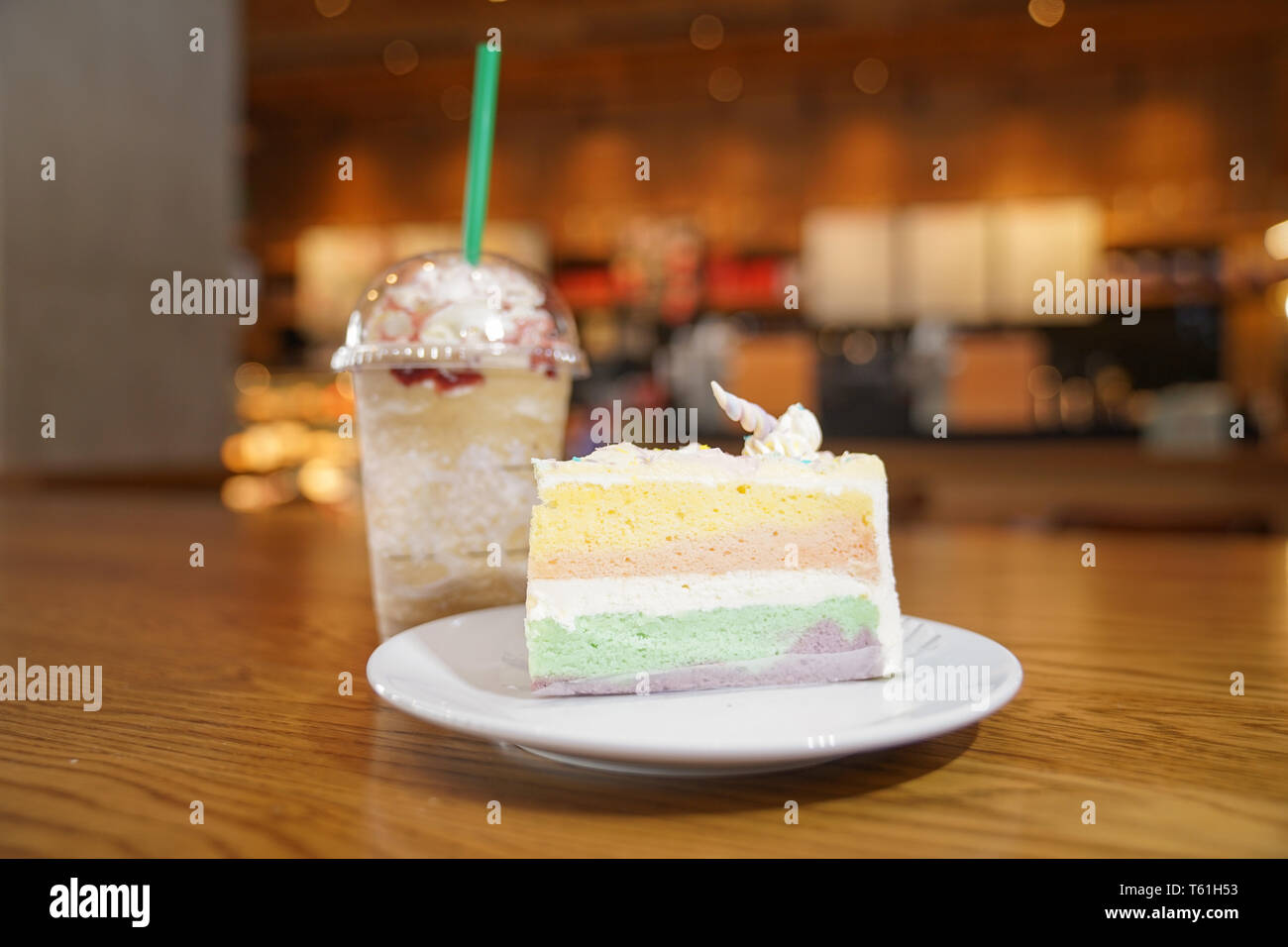 Largamos rainbow cake decorar con cuerno de unicornio en la parte