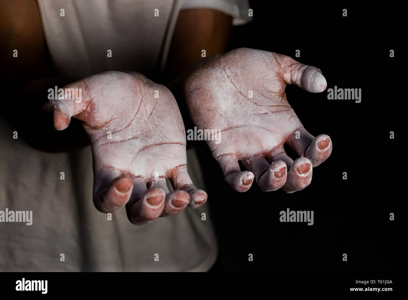 Cerrar las manos de escalador con magnesio en blanco listo para subir  Fotografía de stock - Alamy