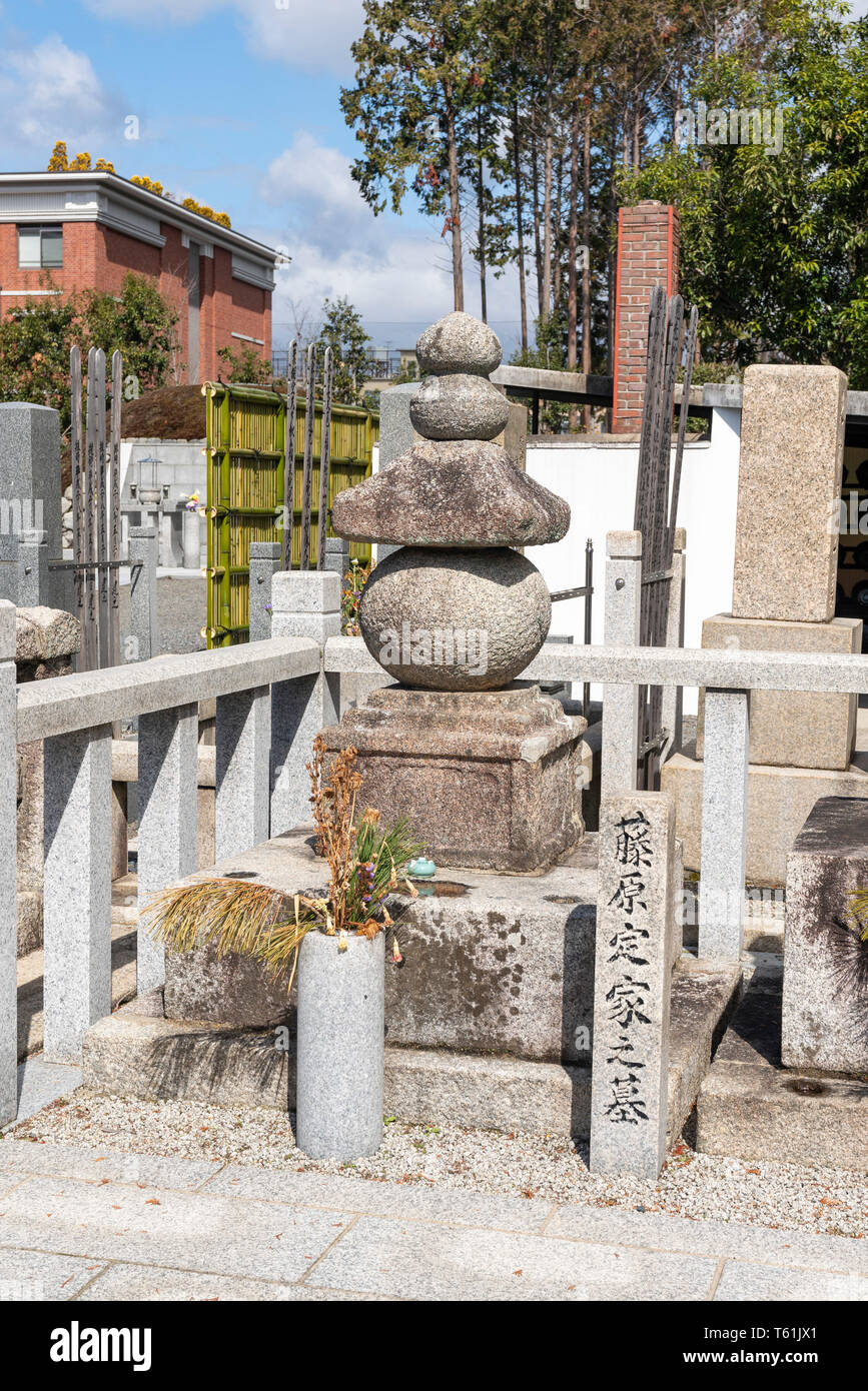 Tumba de Fujiwara Teika (1162 - 1241), poeta japonés , templo Shokokuji Kamigyo-Ku, Kyoto, Japón Foto de stock