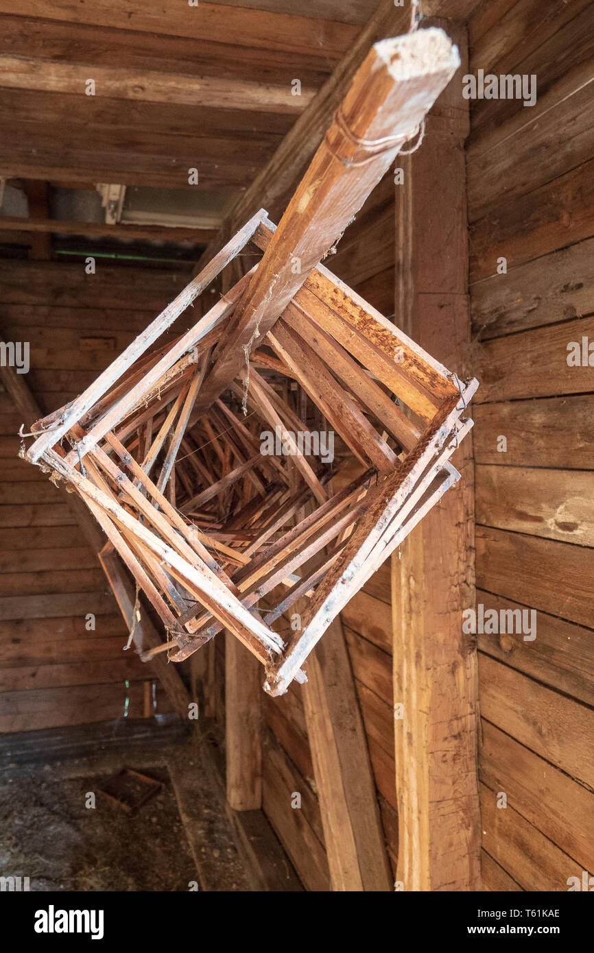 Panal marcos de madera que cuelgan desde el techo de una vieja cabaña de madera en la región de Salzkammergut, OÖ, Austria Foto de stock