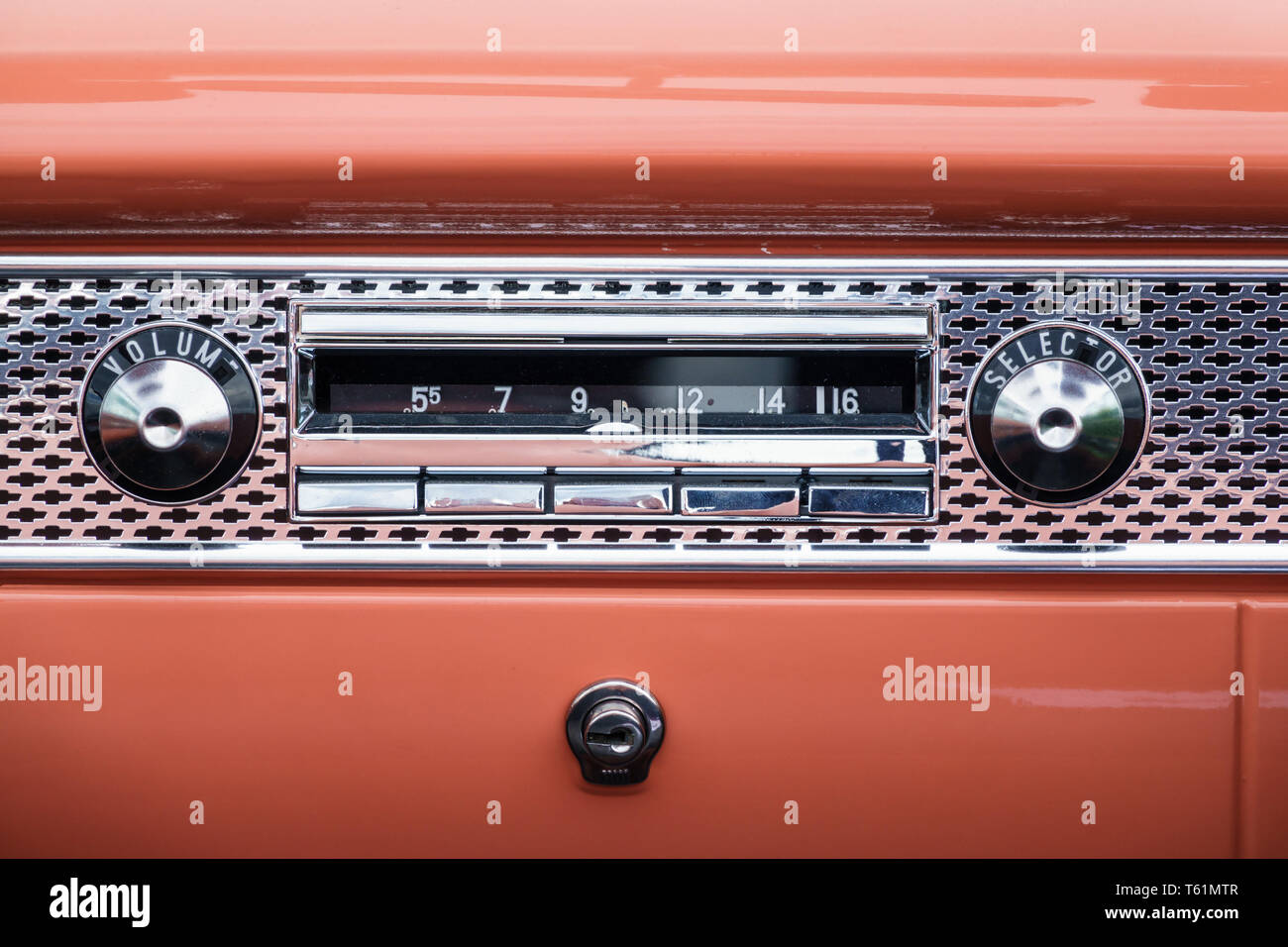 Auto-radio clásica antigua en el tablero Fotografía de stock - Alamy