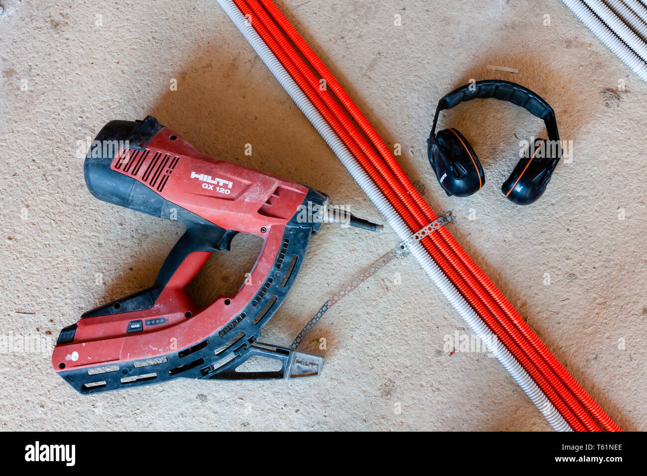 Hilti Nail Gun junto a auriculares y un clavo montado en empate. Realista  Fotografía de stock - Alamy