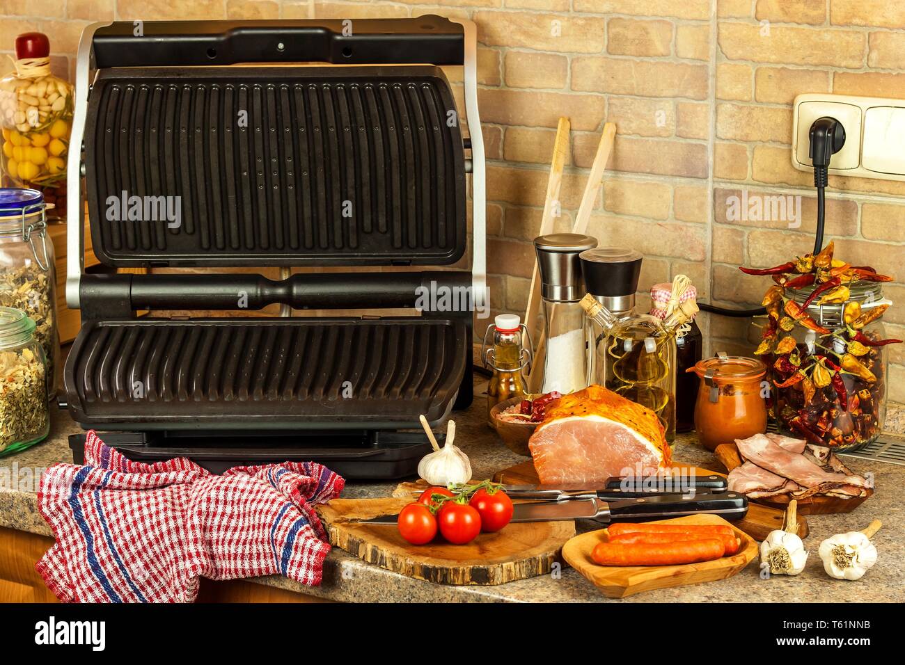 Grill steak en una estufa eléctrica. Cuello de cerdo frito sobre pequeños grill  eléctrico. Cocinar en casa. Barbacoa saludable. Catering para los amigos. Grill  eléctrico Fotografía de stock - Alamy