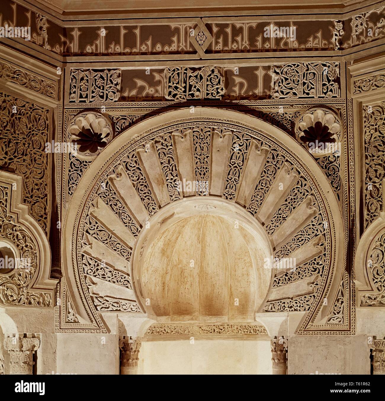 MIHRAB DE LA MEZQUITA DE LA Aljafería de Zaragoza - SIGLO XI ...