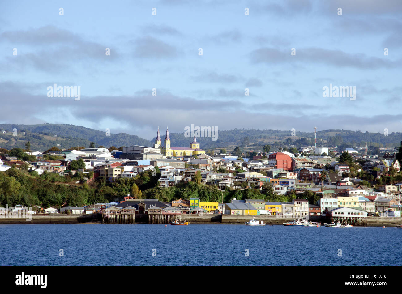 Una vista offshore de Castro Town, la capital de la isla de Chiloé, Chile Foto de stock