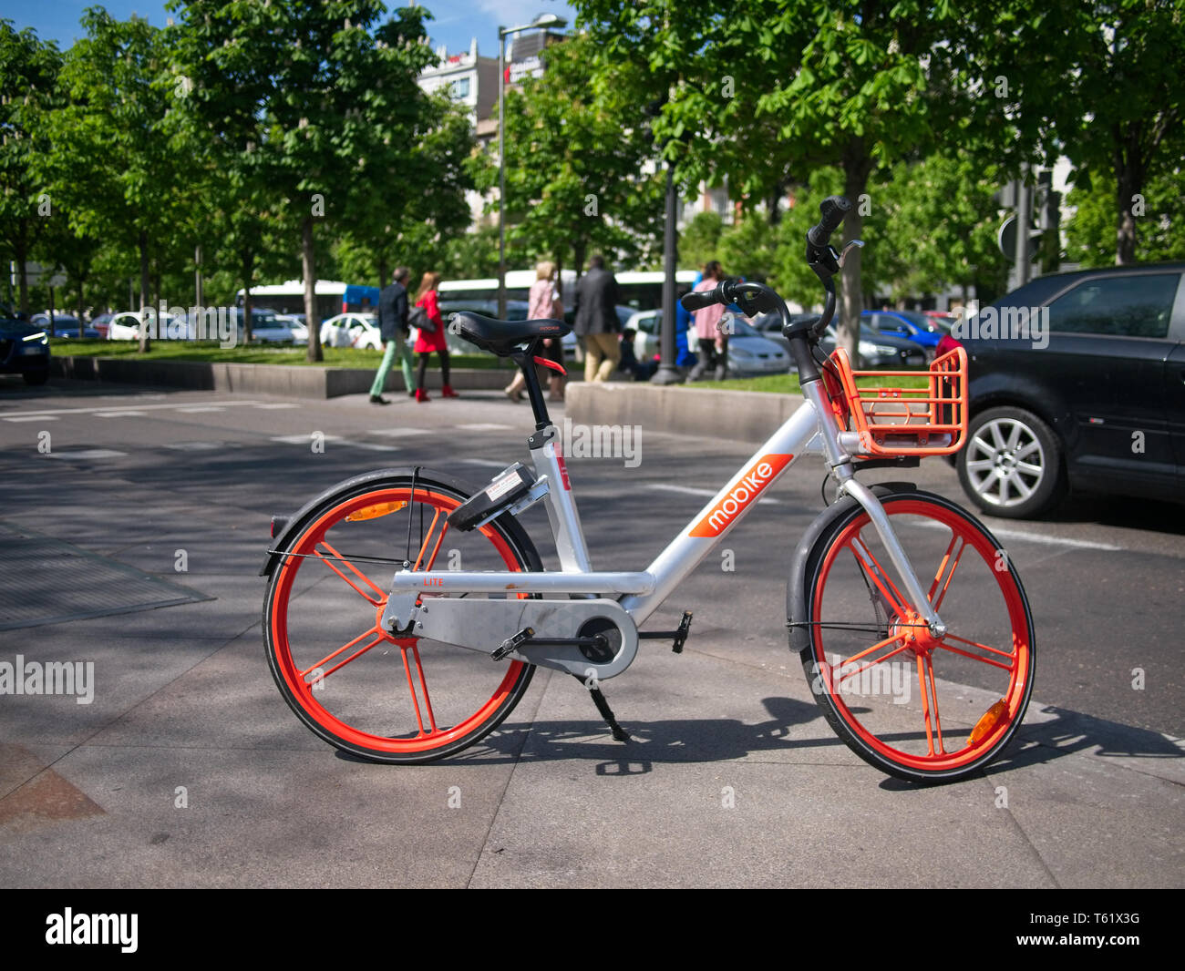 Una bicicleta Mobike estacionado en una calle en Madrid, España. Es un  sistema de uso compartido de bicicletas urbanas sin una estación de  acoplamiento con sede en Beijing, China Fotografía de stock -