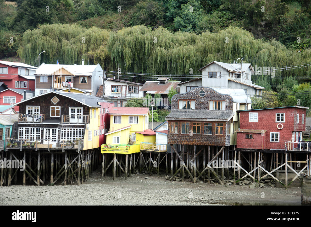 Casas sobre pilotes, palafitos, en marea baja, a las afueras de la capital de la isla de Chiloé, Castro, en Chile Foto de stock