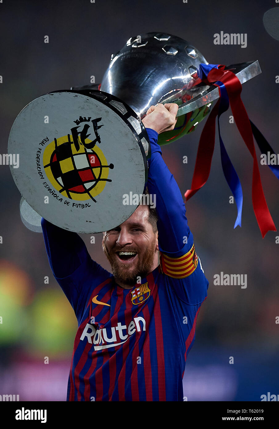 Barcelona, España. 27 abr, 2019. Fútbol: Liga Santander 2018/19 : de Lionel Messi de Barcelona celebra con el trofeo de la Liga tras la victoria de equipo en la Primera División