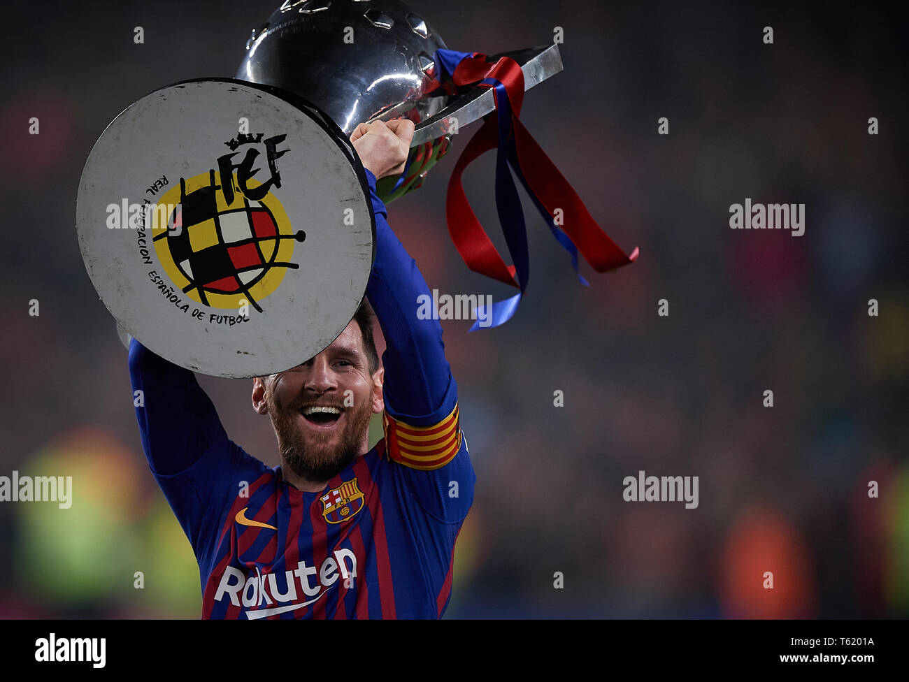 Barcelona, España. 27 abr, 2019. Fútbol: Liga Santander 2018/19 : de Lionel Messi de Barcelona celebra con el trofeo de la Liga tras la de su equipo en la Primera División