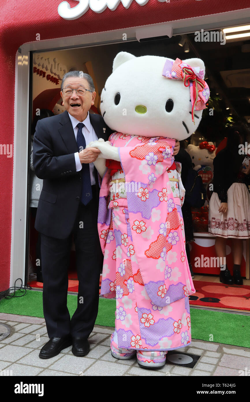 Tokio, Japón. 27 abr, 2019. Presidente de Sanrio gigante de caracteres  japonés Shintaro Tsuji abrazos con Hello Kitty en kimono vestido como Sanrio  abre una nueva tienda de 'Sanrio Giftgate Asakusa" en