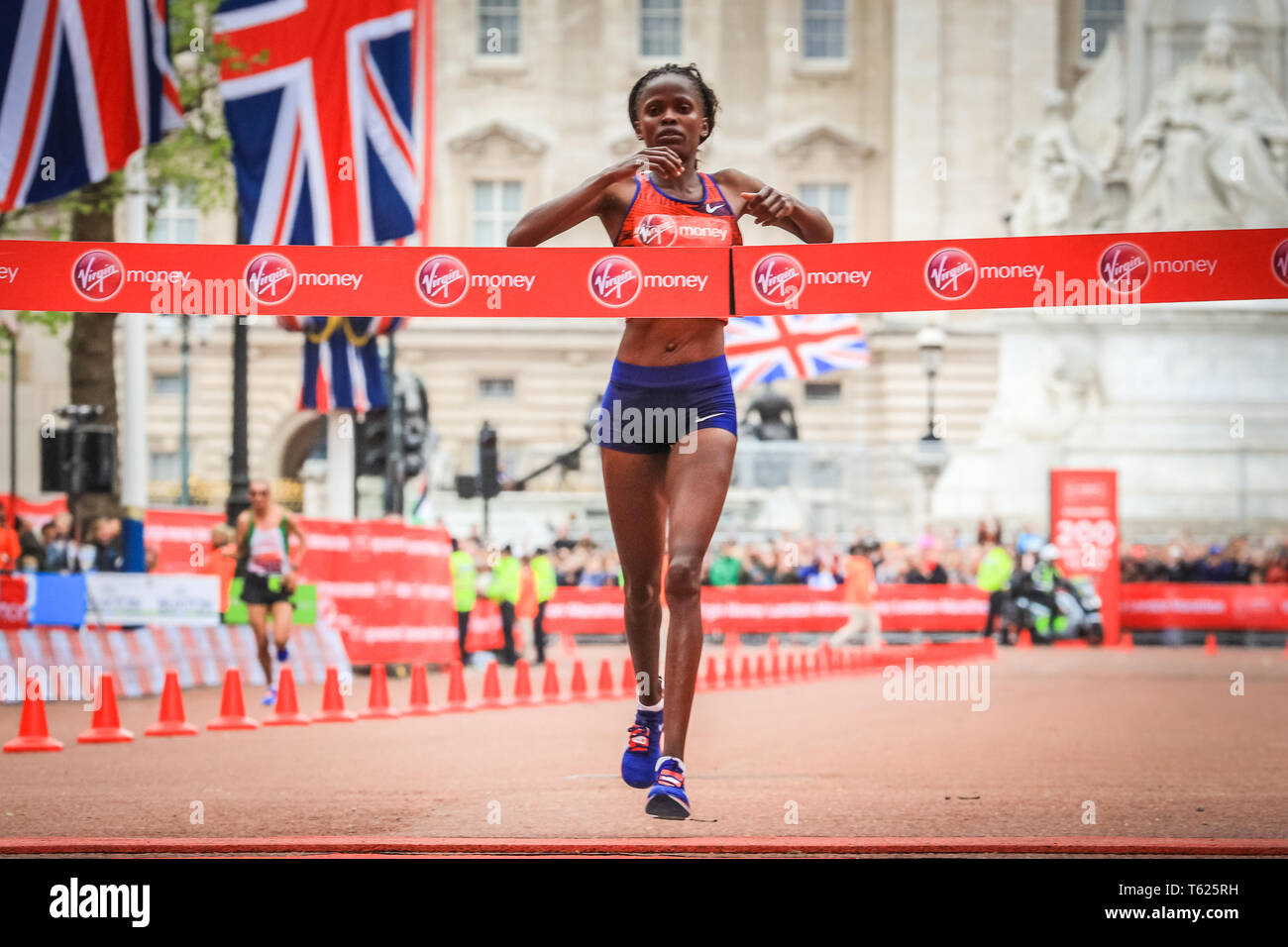Londres, Reino Unido. 28 de abril de 2019. Brigid Kosgei gana la carrera de  la mujer.El Centro Comercial con la línea de meta, Elite de hombres y  mujeres de razas. Los corredores