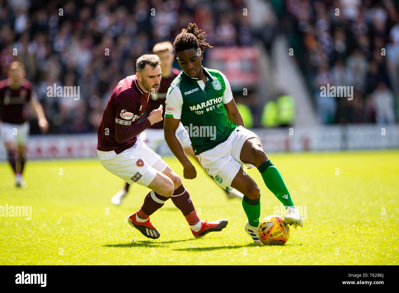 Ladbrokes - Premiereship escocés Hibernian v Heart of Midlothian. La Pascua Road Stadium, Edimburgo, Midlothian, Reino Unido. 28 abr, 2019. Pic muestra: Hibs' centrocampista central belga Stephane Omeonga en pleno vuelo durante la primera mitad como anfitrión Hibs Corazones en Pascua Road Stadium, Edimburgo Crédito: Ian Jacobs/Alamy Live News Foto de stock