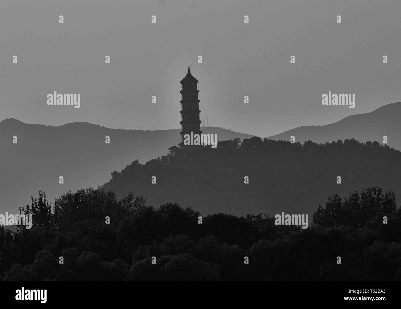 Octubre 19, 2006 - Pekín, China - Al atardecer en silueta, el Jade Pagoda de Pico se encuentra en Jade Spring Hill por encima del Lago Kunming en el complejo del palacio de verano, jardín imperial de la dinastía Qing, un vasto conjunto de lagos, jardines y palacios en Beijing, un sitio del Patrimonio Mundial de la UNESCO es un destino turístico favorito. (Crédito de la Imagen: © Arnold Drapkin/ZUMA Wire) Foto de stock