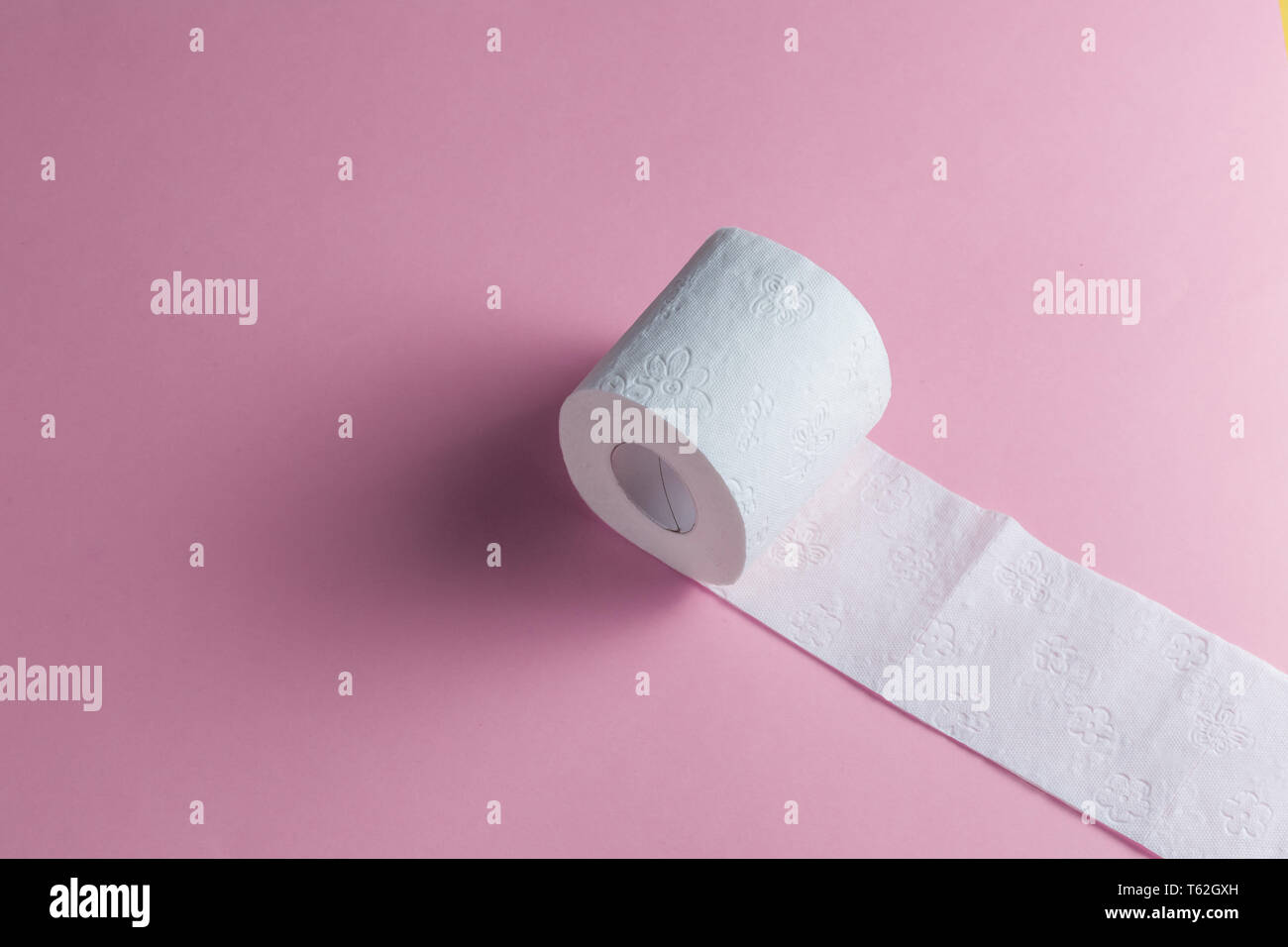 Un rollo de papel higiénico aislado en el fondo de color rosa, top view  helper puño foto Fotografía de stock - Alamy