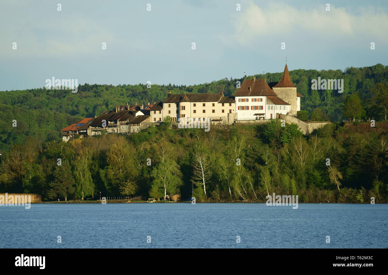 Ciudad medieval y el castillo de Erlach en primavera en el lago de Biel o Bienne, Suiza Foto de stock