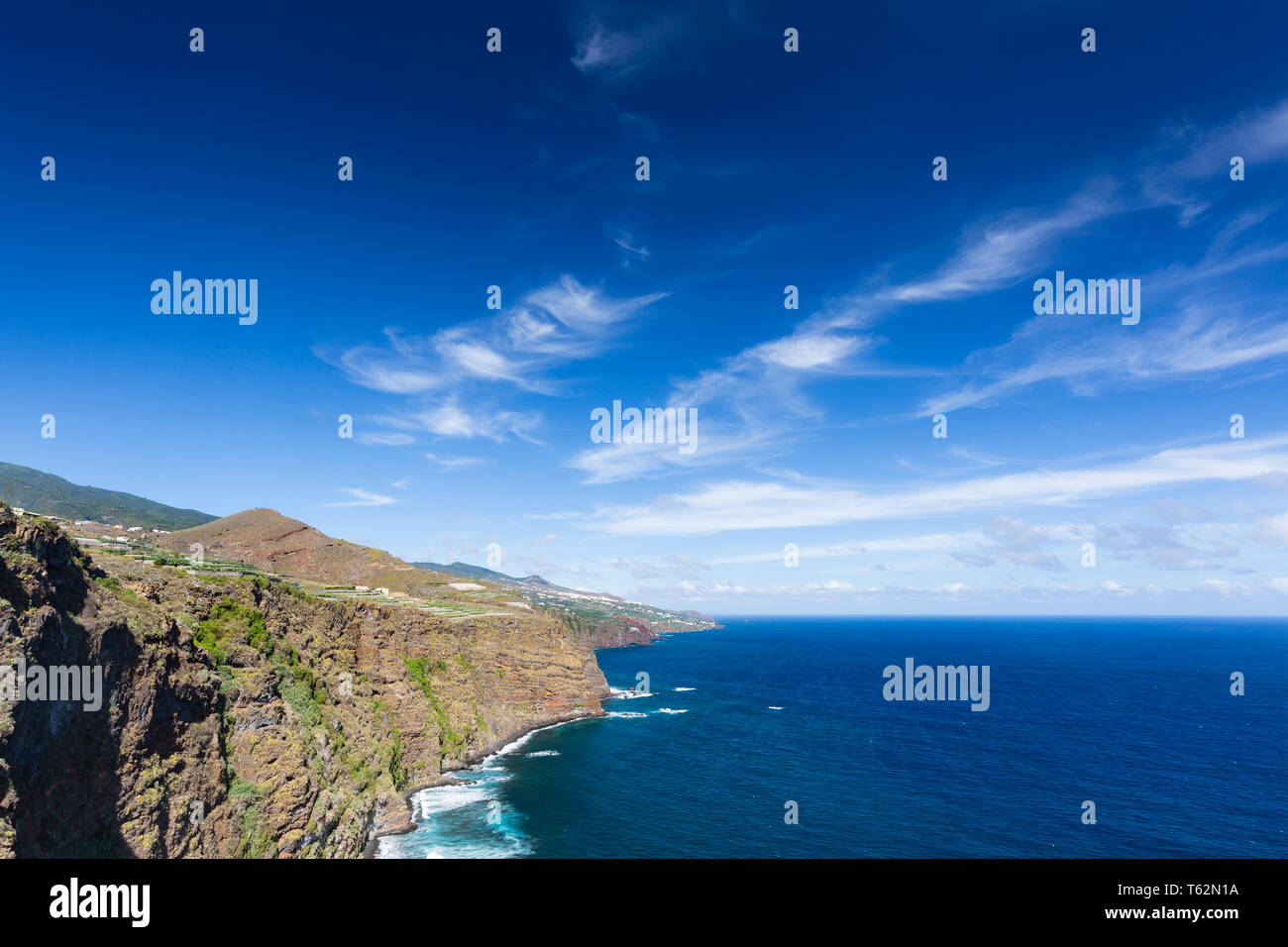 Vista a lo largo de la costa, cerca de la Playa de Nogales, en La Palma, España. Un alto ángulo de vista desde un punto de observación sobre el acantilado. Foto de stock