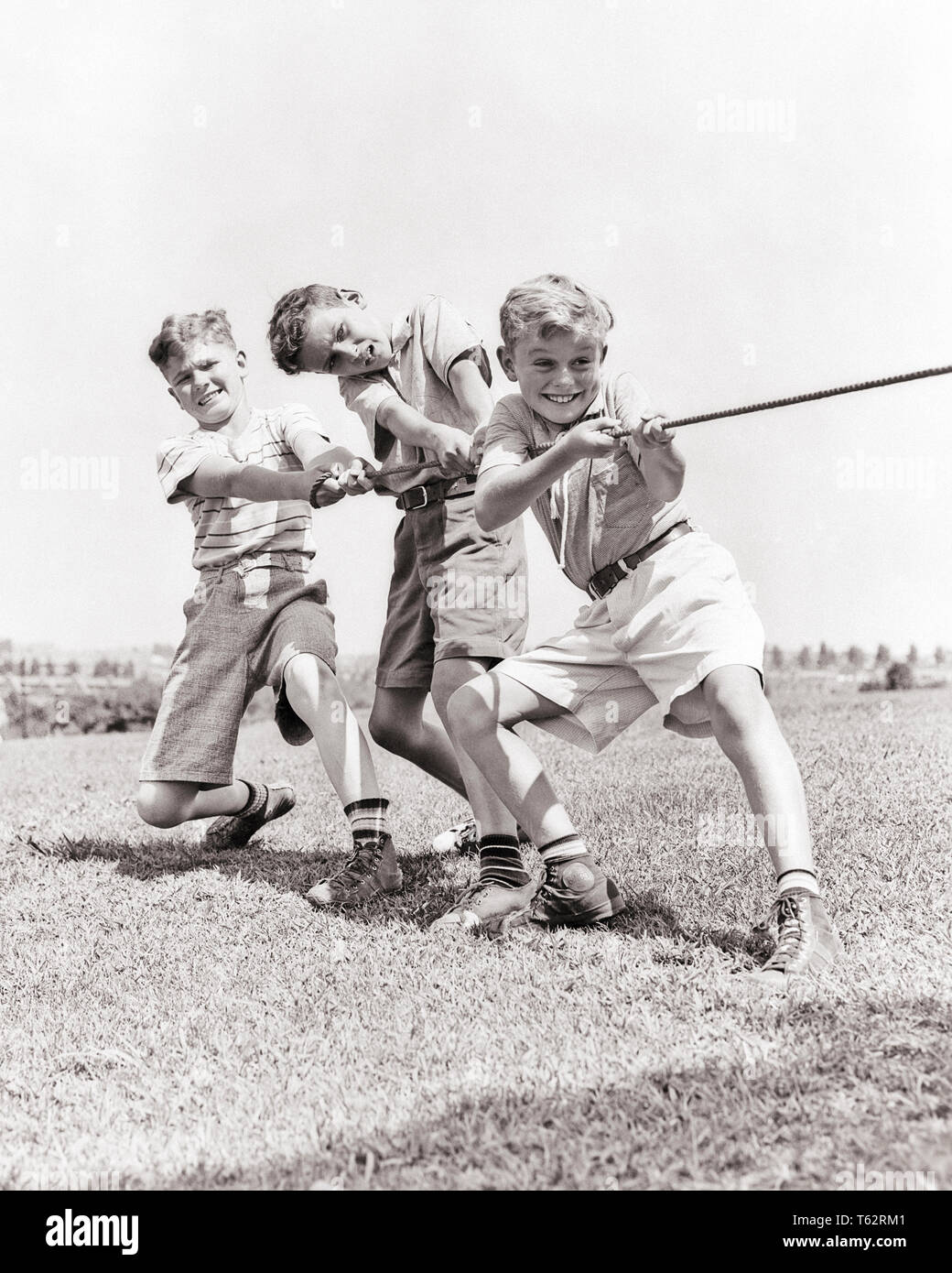 Pantalones cortos de niño de los años 40 fotografías e imágenes de alta  resolución - Alamy