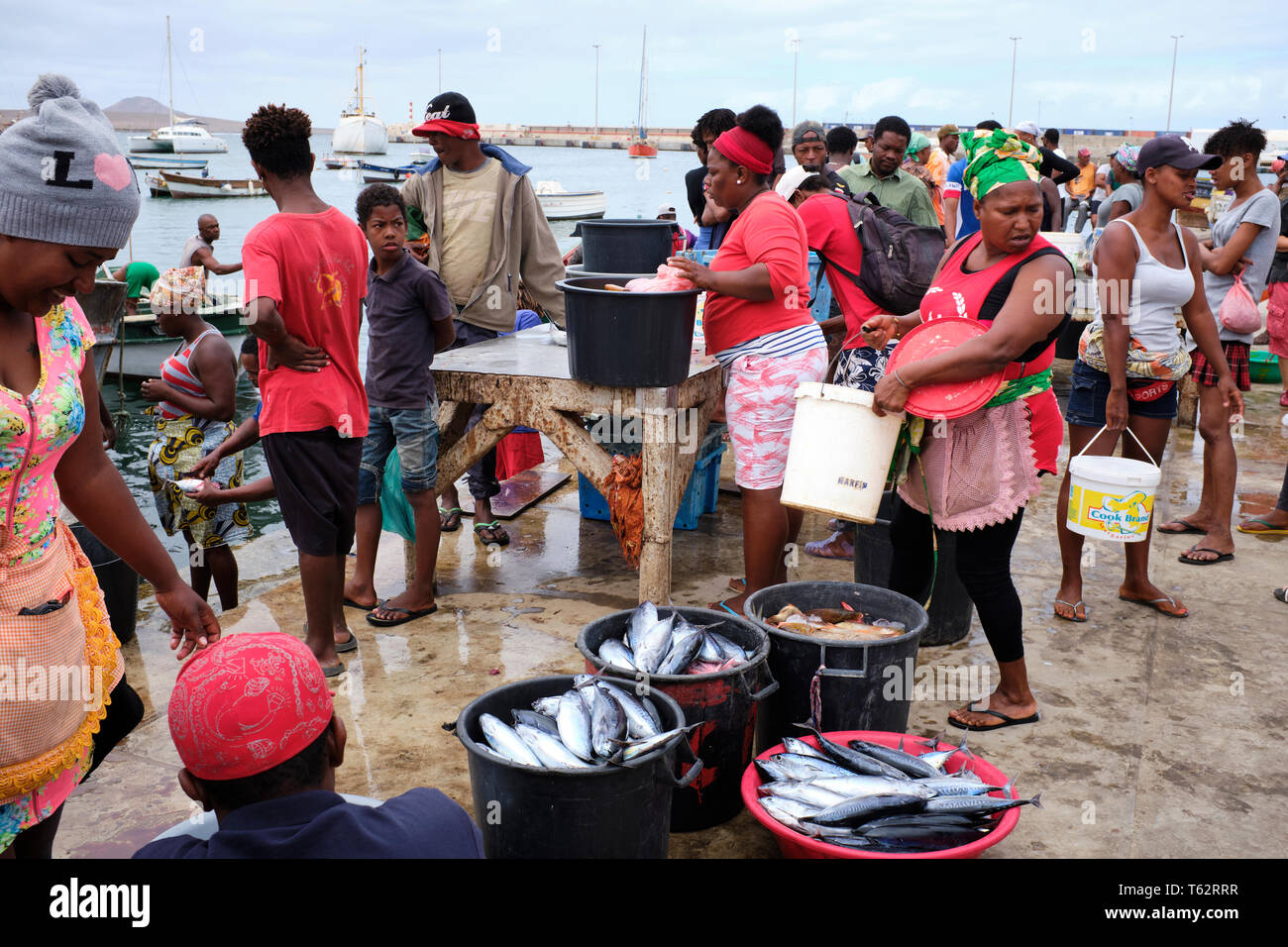 Mercado de Pescado al aire libre en el muelle de un pequeño pueblo pesquero, Palmeria Town, Baía de Palmeira, en la isla de Sal, Cabo Verde, África Foto de stock