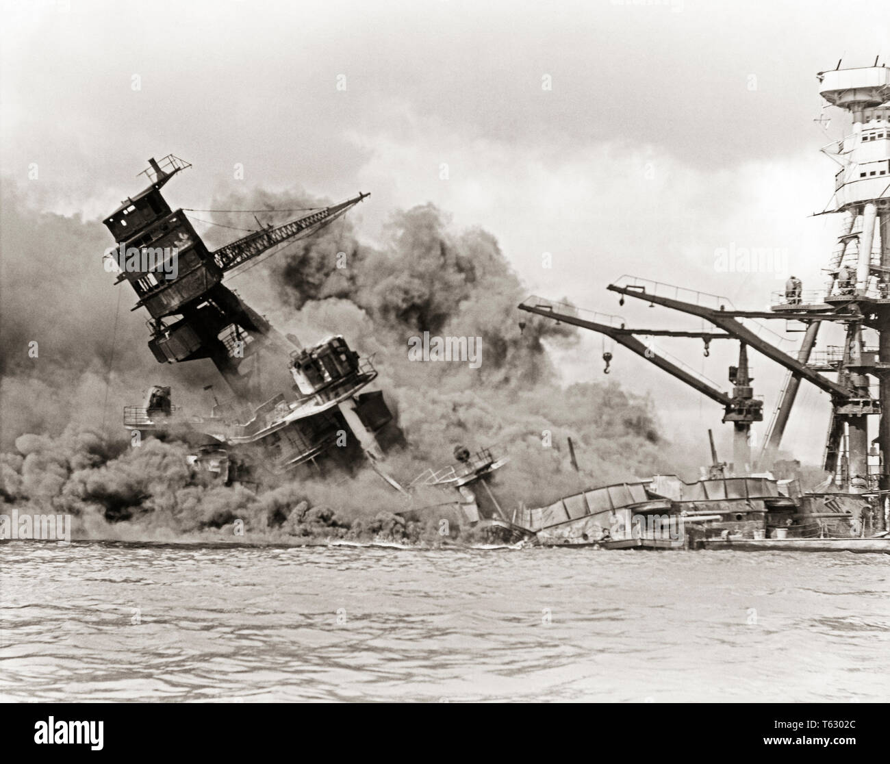 1940 El 7 de diciembre de 1941 el acorazado USS Arizona Burns & LOS SUMIDEROS oscura nube de humo después del ataque japonés a Pearl Harbor HAWAI USA - q74682 CPC001 HARS después de B&W TRISTEZA HUNDIMIENTO PUERTO AMÉRICA DEL NORTE AMÉRICA DEL NORTE DE LAS ISLAS DE DESASTRES navales valentía guerras mundiales GUERRA MUNDIAL LA SEGUNDA GUERRA MUNDIAL LA SEGUNDA GUERRA MUNDIAL DICIEMBRE HI acorazado Arizona MOVILIDAD GUERRA MUNDIAL 2 SOUTHWEST QUEMADURAS SUMIDEROS CONFLICTIVOS USS 1941 BATALLANDO EN BLANCO Y NEGRO DE DICIEMBRE 7 islas hawaianas infamia antigua isla del Pacífico Foto de stock