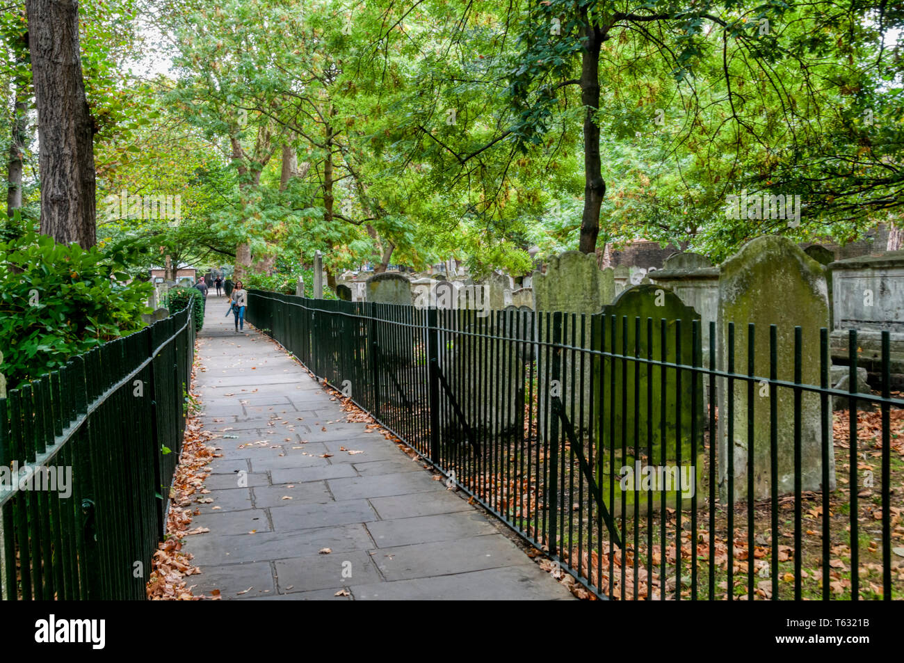 El antiguo cementerio de Verá Bunhill Fields en Islington, al norte de Londres, aparece el grado I en el registro histórico de parques y jardines. Foto de stock