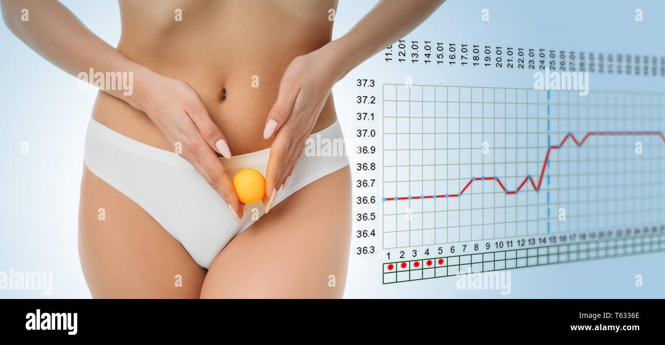 Mujer mostrando la ovulación, proceso que posee cerca de ovario bola como óvulo. En el fondo gráfico de la temperatura basal del cuerpo Foto de stock