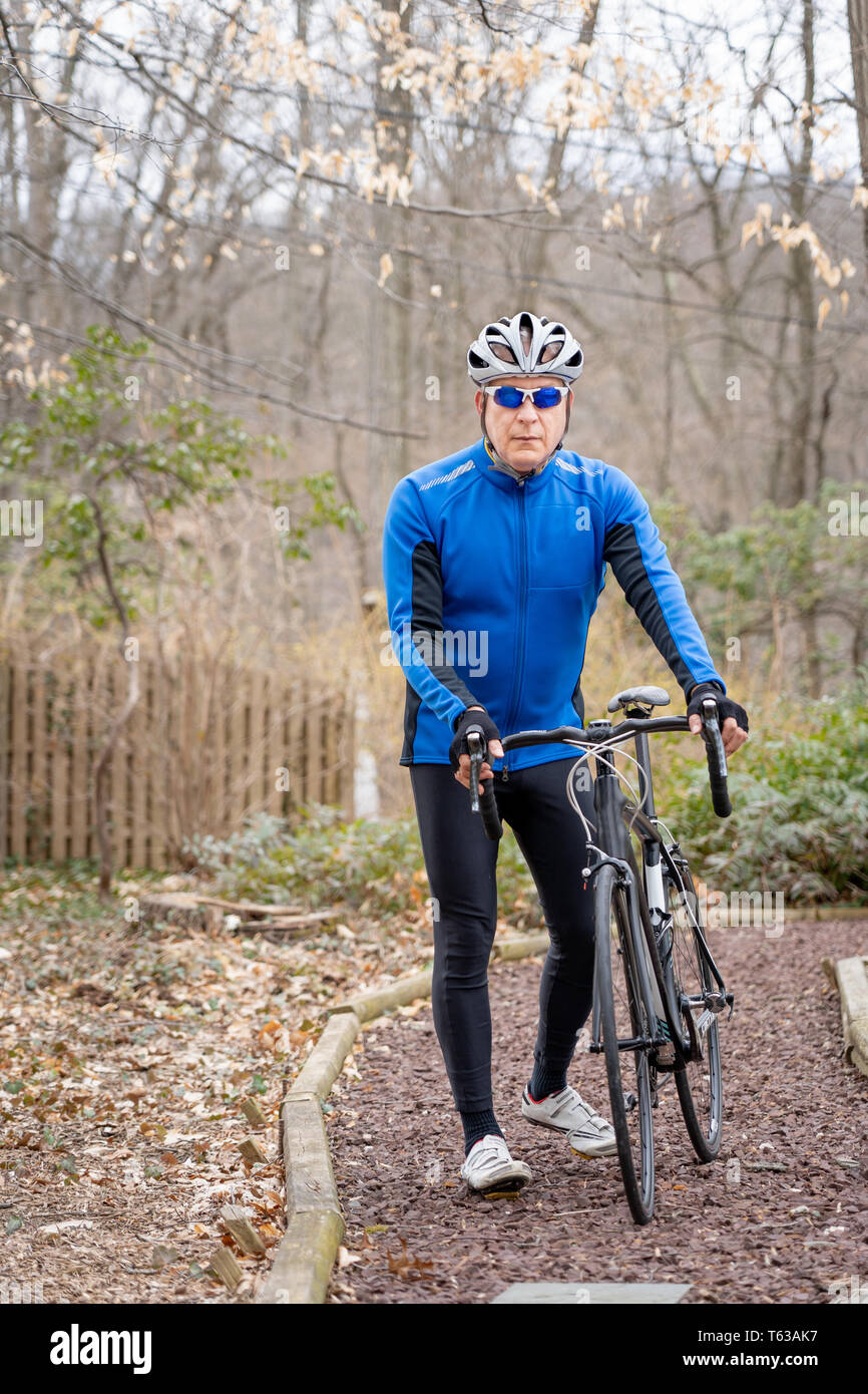 Varón de 60 años en su traje de ciclismo Fotografía de stock - Alamy