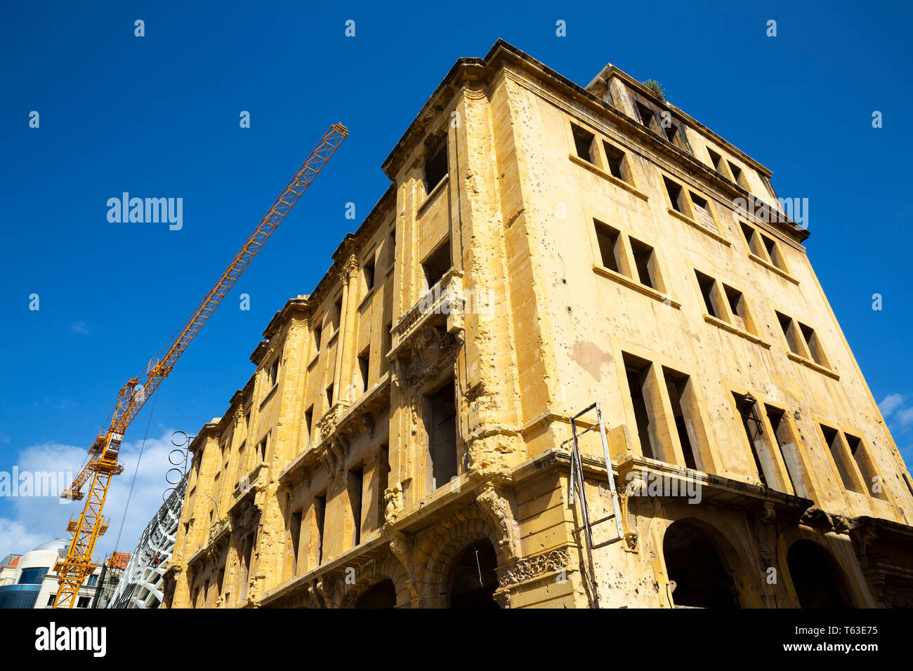 Ciudad de Beirut, en el Líbano durante el día. Un edificio con disparos de pistola en su fachada. Foto de stock