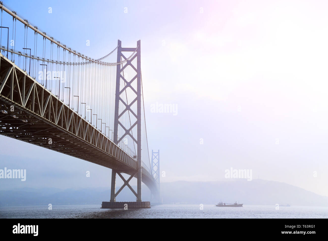 Puente Akashi Kaikyo, el puente colgante más largo, atravesando el Mar Interior de Seto desde Awaji Island a Kobe, Japón. Foto de stock