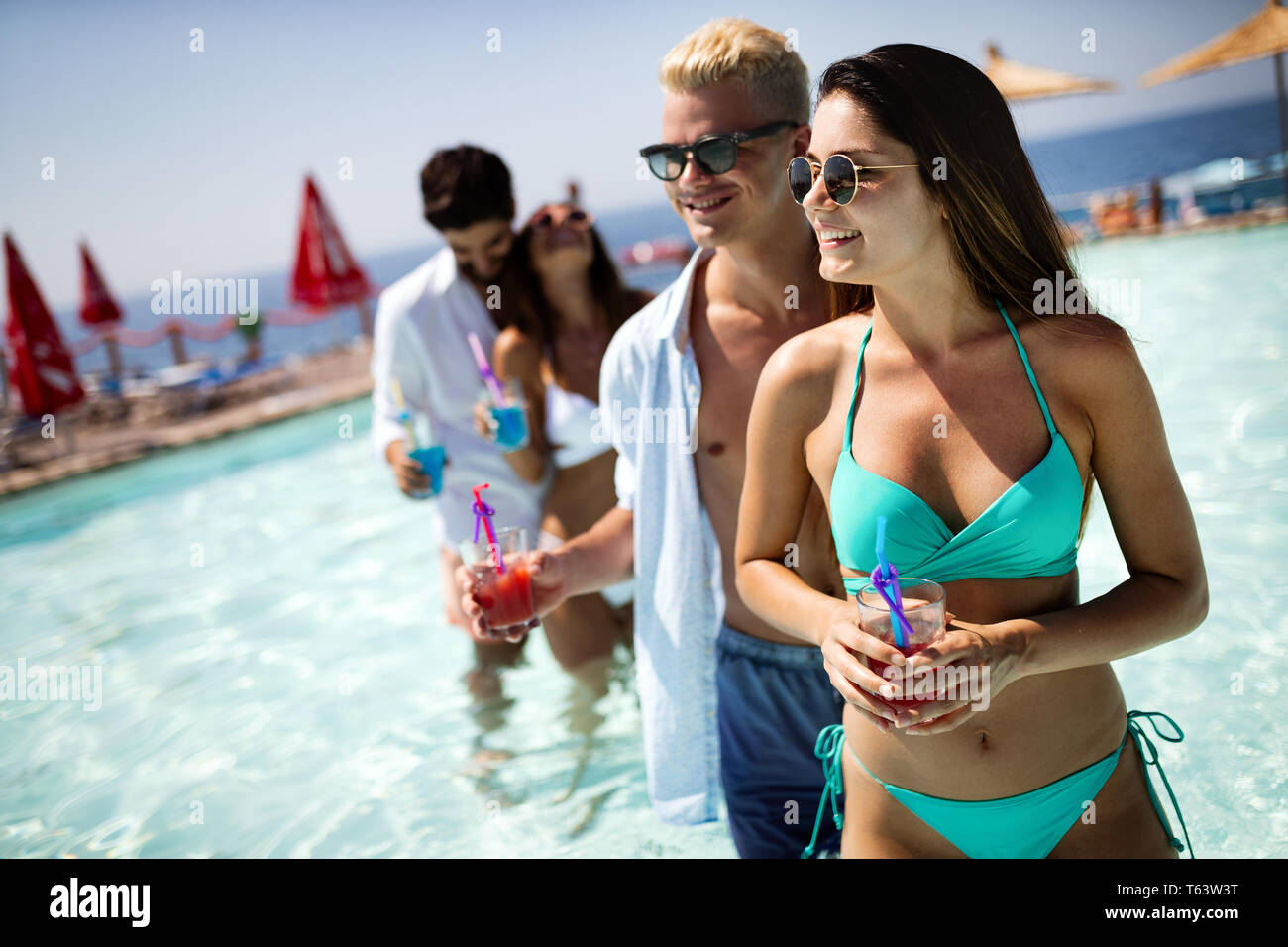 Fiesta de verano. Amigos en la playa bebiendo cócteles y divertirse Foto de stock