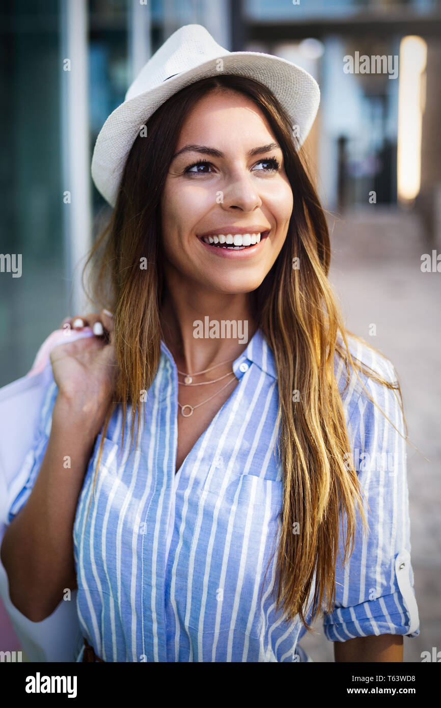 Hermosa mujer con bolsa de compras. Venta, compras, turismo y gente feliz concepto Foto de stock