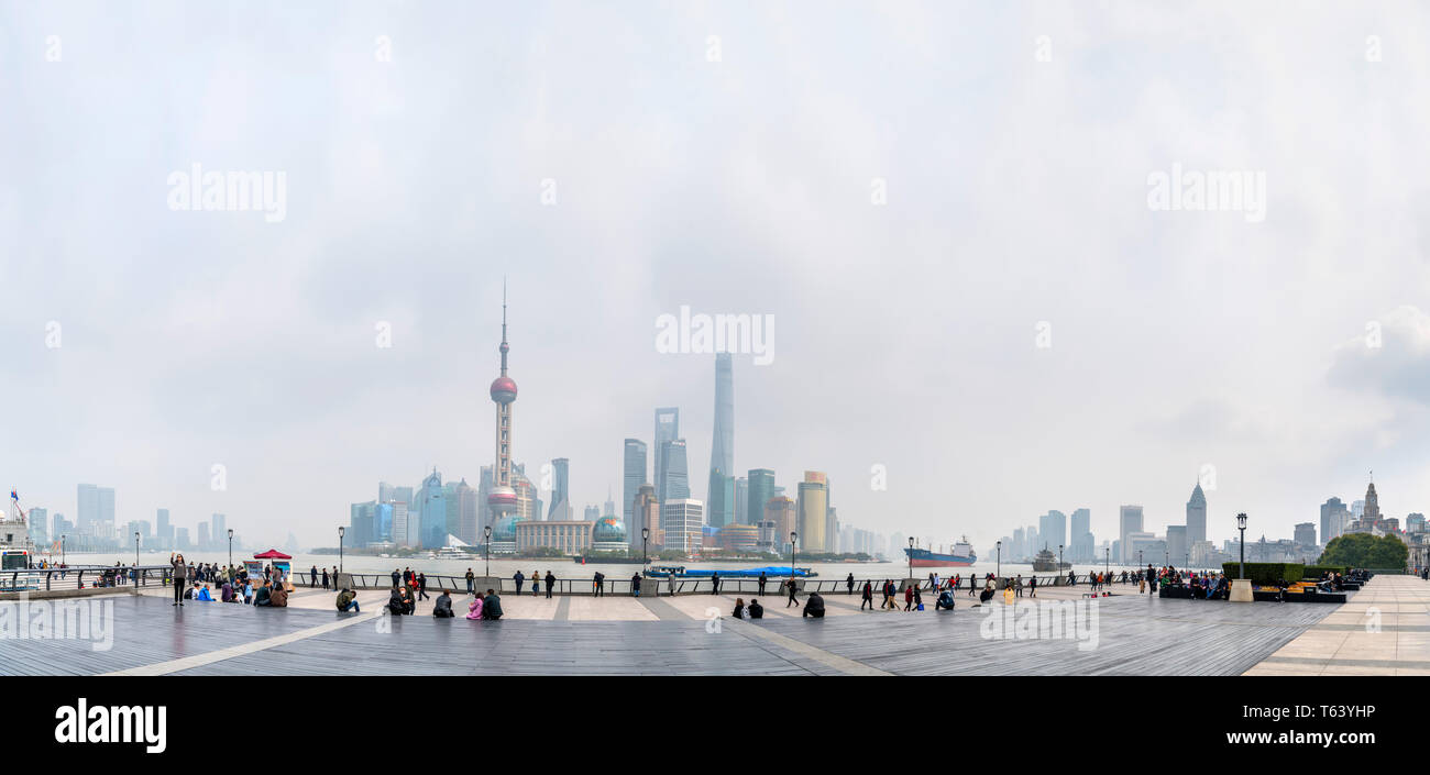 Distrito de Pudong y el Río Huangpu visto desde el Bund (Waitan) a principios de marzo de 2019 cuando el Índice de Calidad del Aire (AQI) fue de más de 200, Shanghai, China Foto de stock