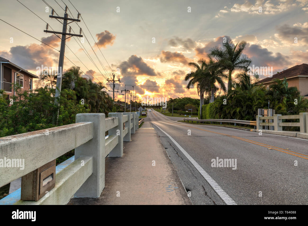 A lo largo de un vial puente riverway que conduce al océano en Marco Island, Florida al amanecer. Foto de stock