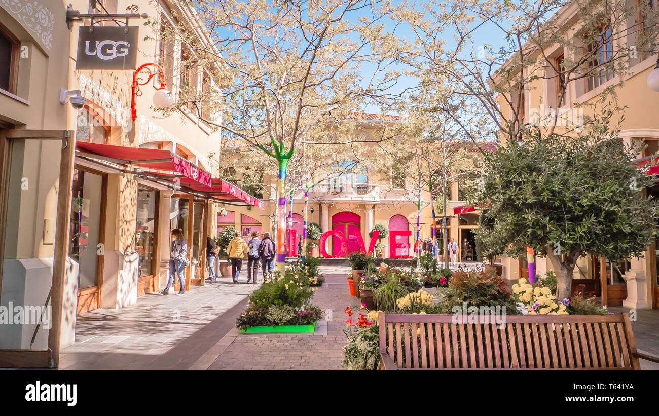 Madrid / España - 03 30 2019: Las Rozas Village es una villa de compras al  aire libre con calles peatonales con tiendas de moda outlet de lujo  Fotografía de stock - Alamy