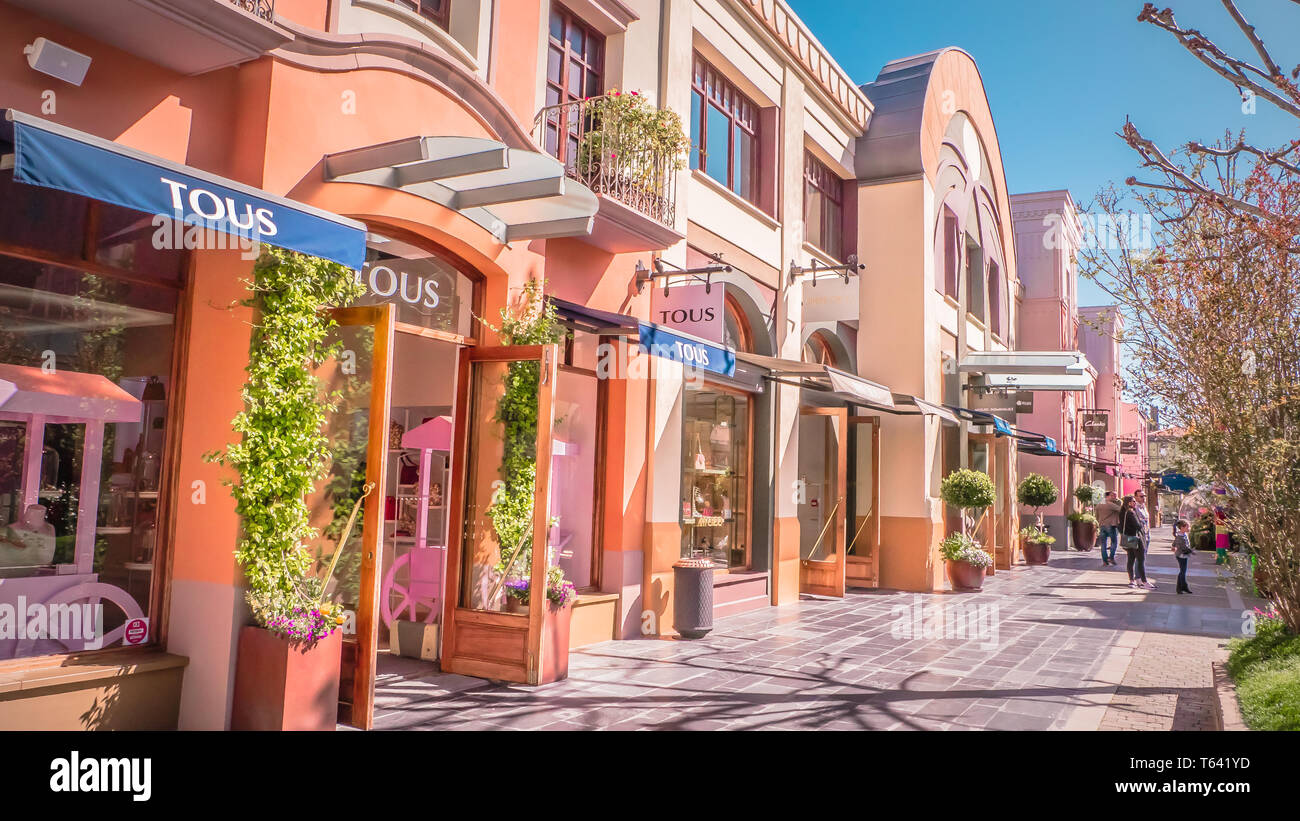 Madrid / España - 03 30 2019: Las Rozas Village es una villa de compras al  aire libre con calles peatonales con tiendas de moda outlet de lujo  Fotografía de stock - Alamy