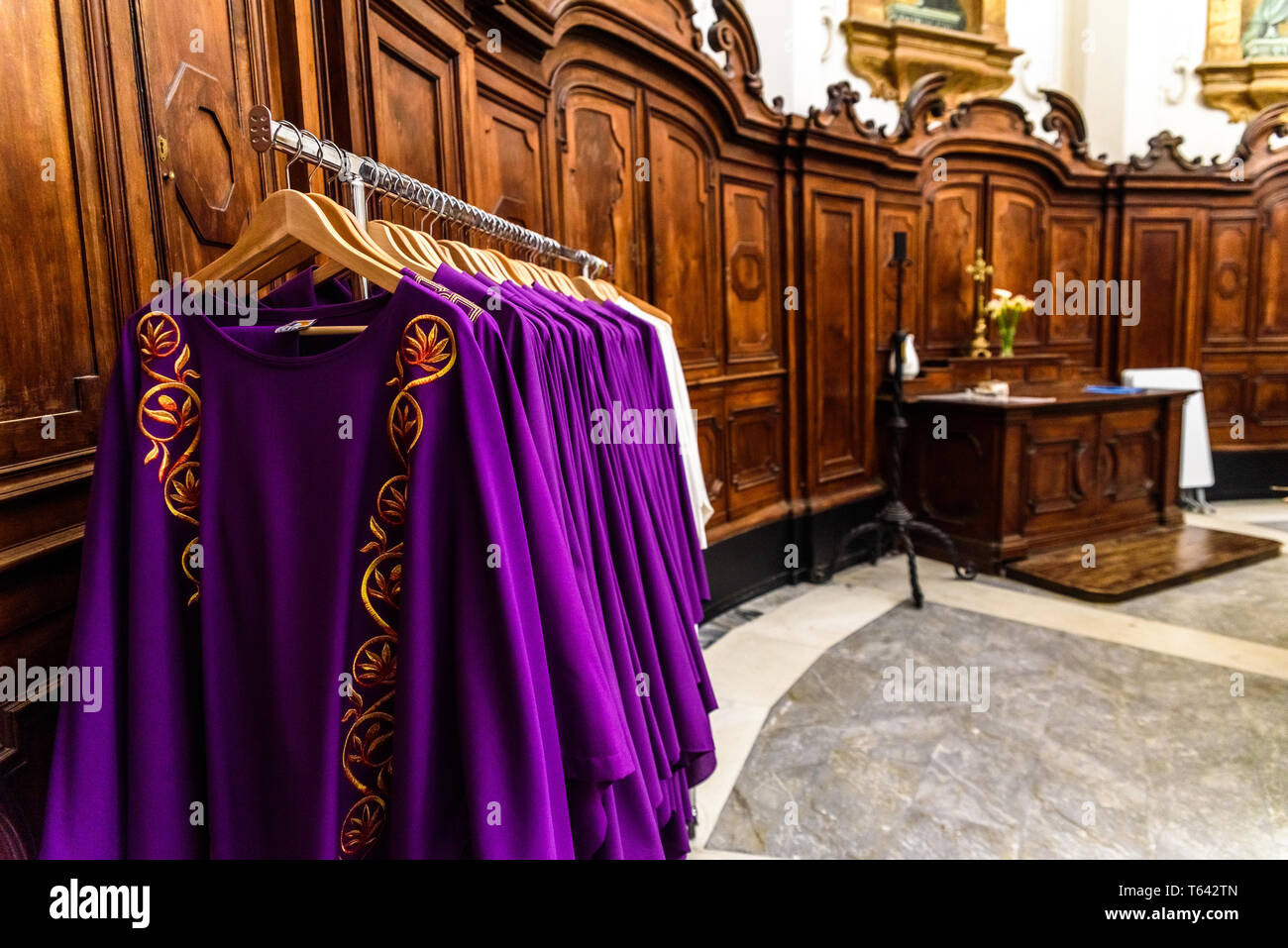 Bari, Italia - 10 de marzo de 2019: la sacristía de la Basílica de San en Bari, con vestiduras litúrgicas y estolas de los sacerdotes en un perchero Fotografía de stock - Alamy