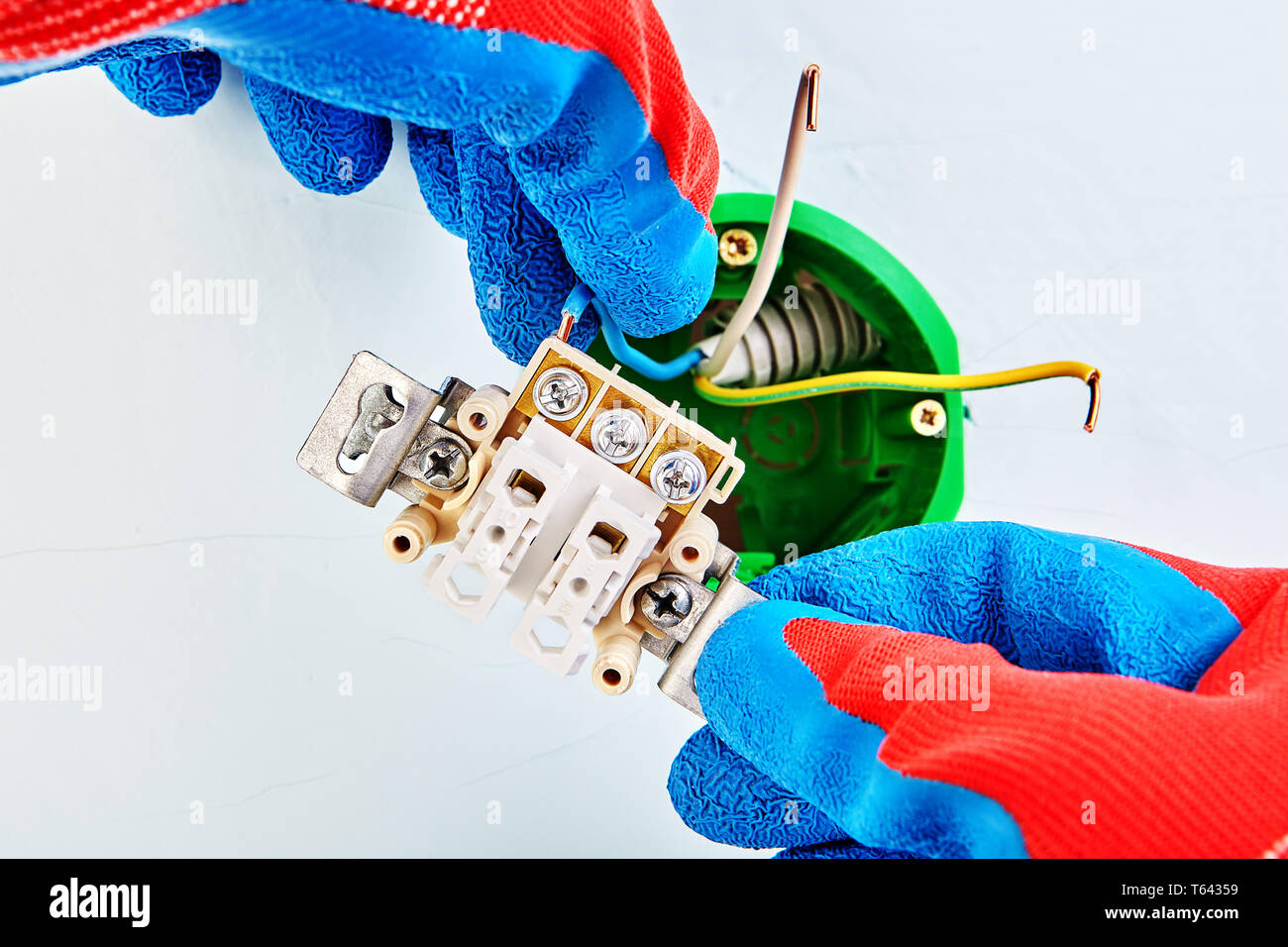 Instalación de caja de enchufe eléctrico y interruptor de luz dentro de la pared de yeso Fotografía de stock - Alamy