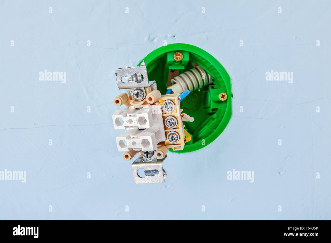 Instalación de caja de enchufe eléctrico y el interruptor de luz dentro de  la pared de yeso Fotografía de stock - Alamy