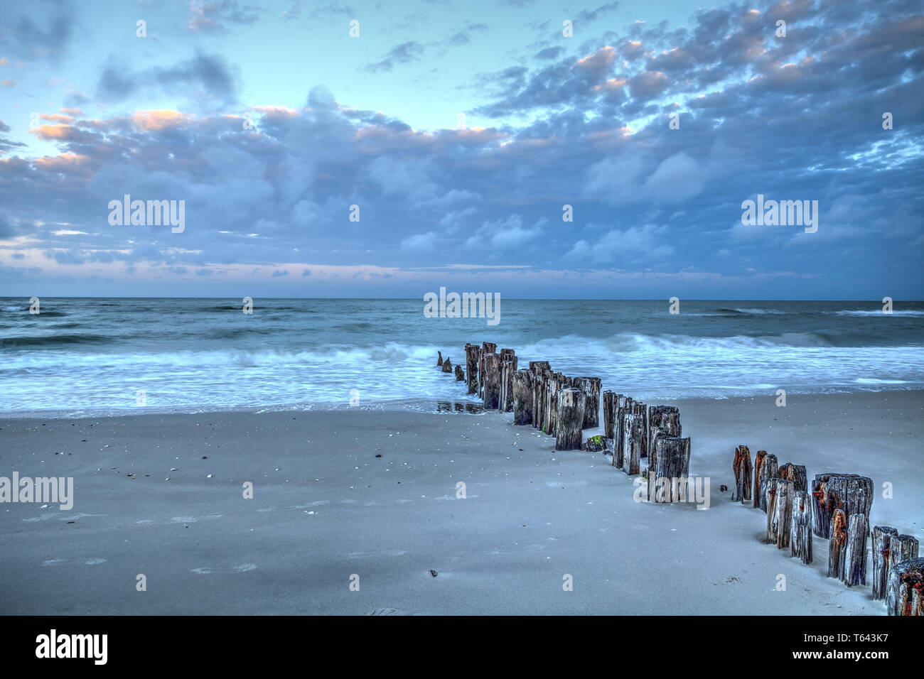 Amanecer sobre un ruinoso embarcadero en la playa de Port Royal en Naples, Florida. Foto de stock
