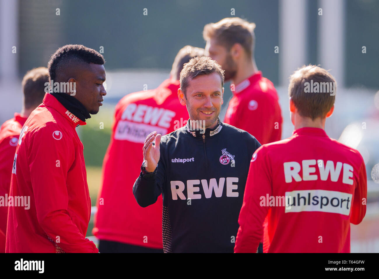 Alemania. 29 abr, Andre Pawlak, nuevo entrenador del equipo de segunda división de fútbol 1. FC Köln, está jugando con Vicente Koziello durante el entrenamiento en Geißbockheim. Izquierda Jhon Córdoba.