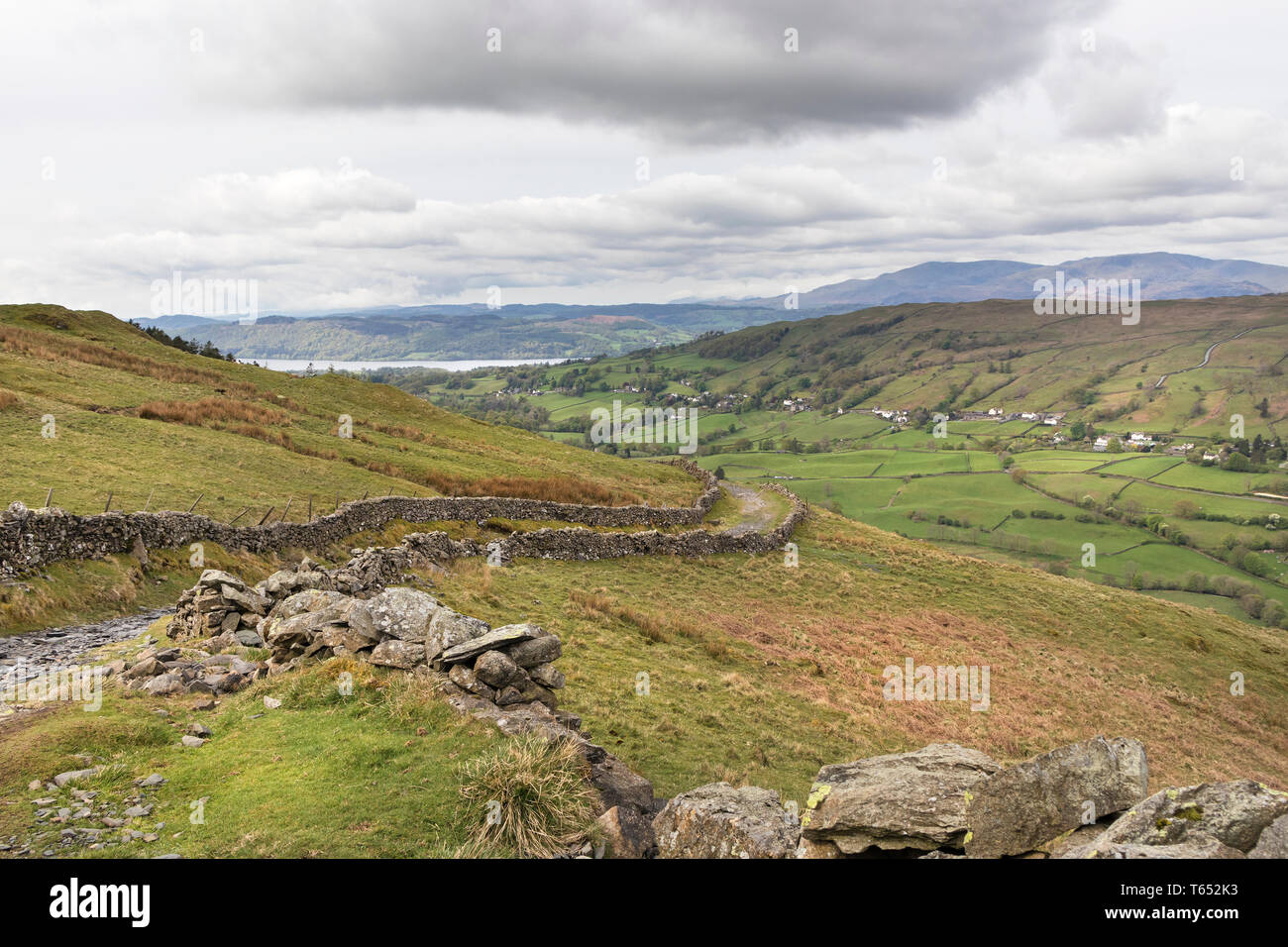 Troutbeck y Windermere Garburn vistos desde la carretera (Pista), Lake District, Cumbria, Reino Unido Foto de stock
