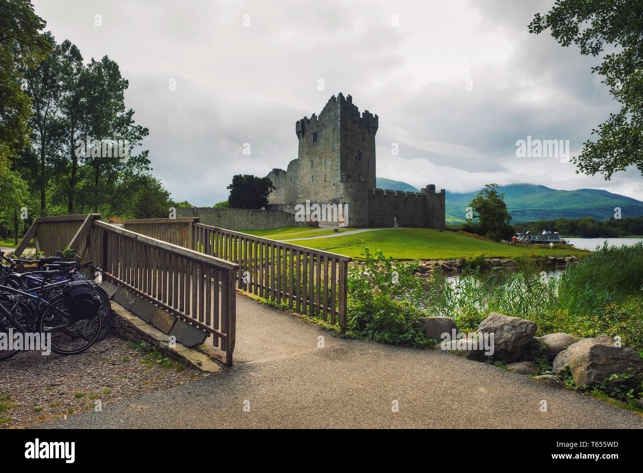 Y la pasarela de la ruta que conduce a Ross Castle en Irlanda Foto de stock