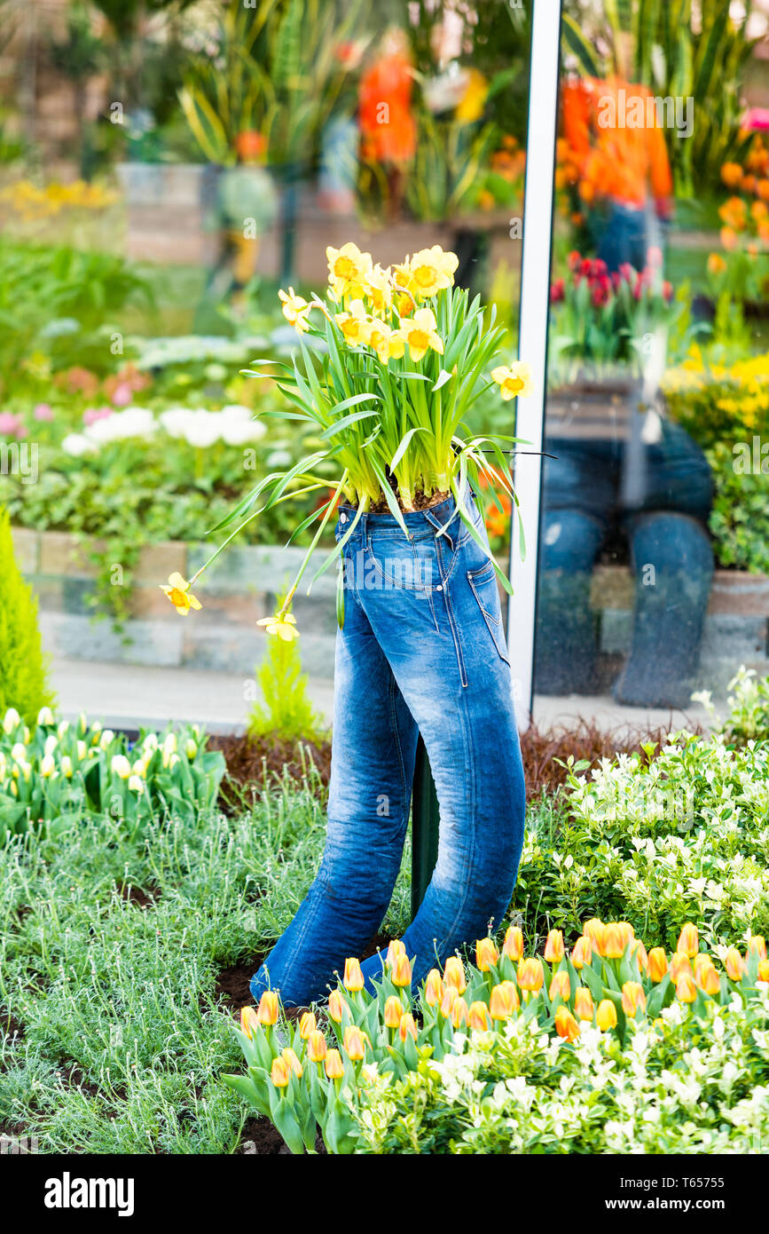 Diseño de jardines modernos con jeans pot Fotografía de stock - Alamy
