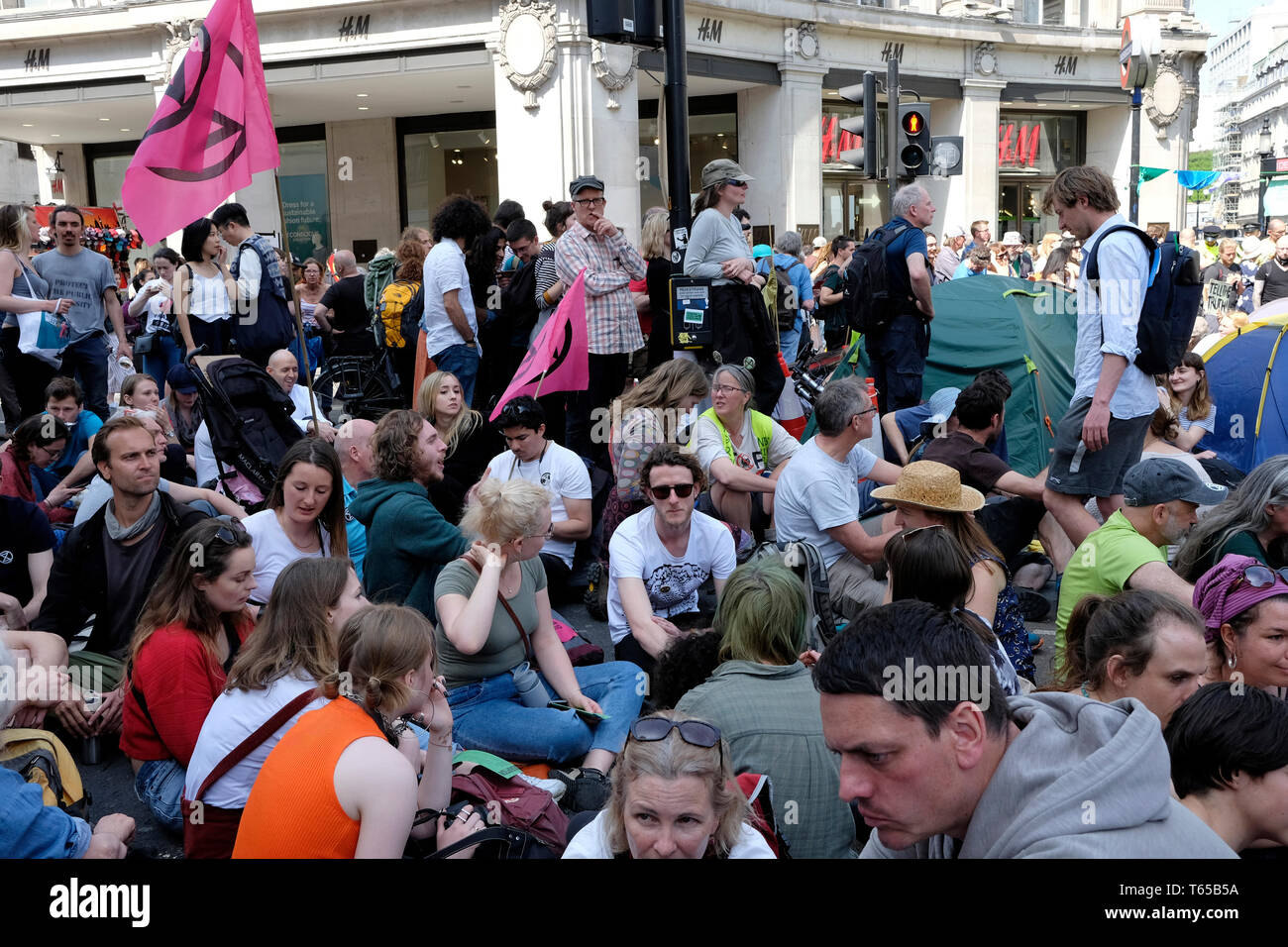 Extinción rebelión activistas bloquean Oxford y Regent Street, en el centro de Londres. Foto de stock