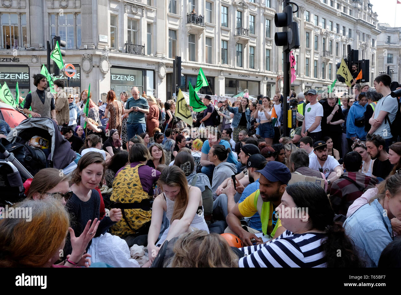 Extinción rebelión activistas bloquean Oxford y Regent Street, en el centro de Londres. Foto de stock