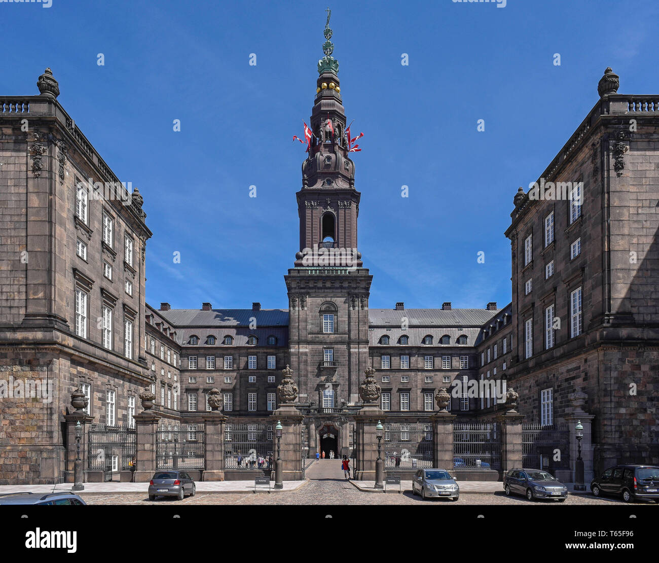 Christiansborg Palace es un palacio de gobierno y el edificio que alberga la sede del Parlamento danés, la Oficina del Primer Ministro danés y el Sup Foto de stock