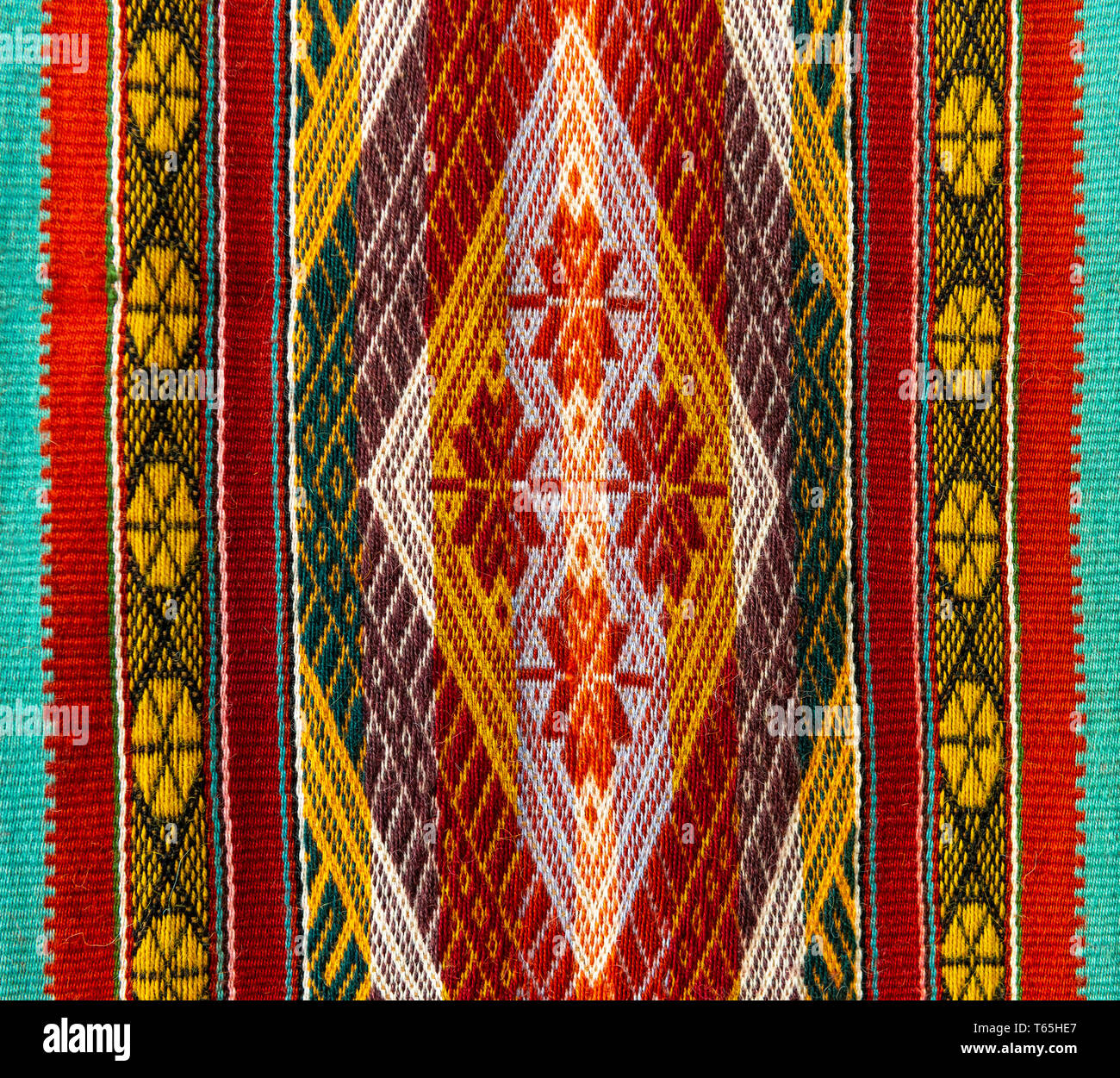 Colorido indígena nativo de los Andes textiles en un mercado de arte y  artesanía local de Cusco, Perú. Estos tejidos pueden encontrarse en Perú,  Ecuador y Bolivia Fotografía de stock - Alamy