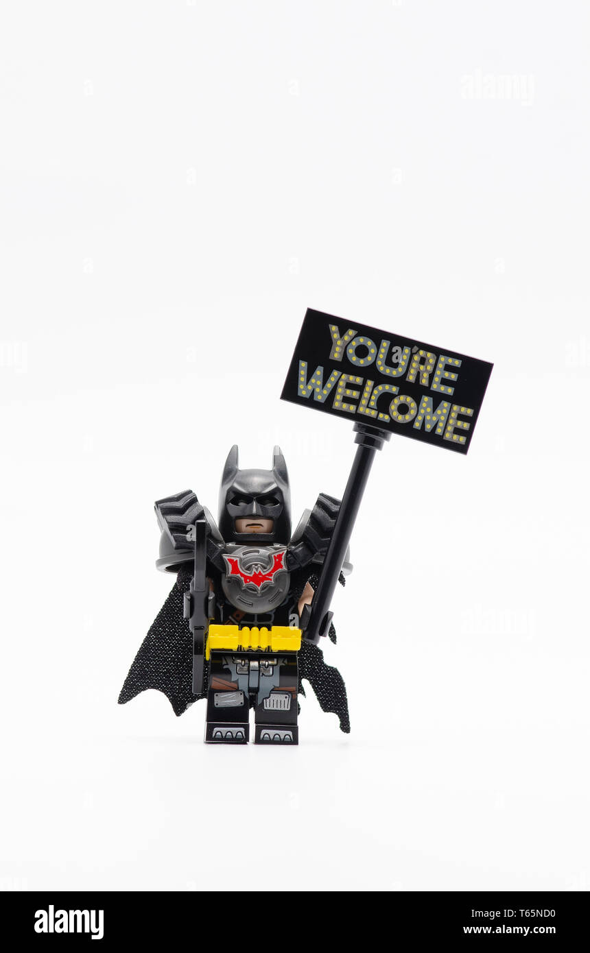 Battle Ready de LEGO Batman sosteniendo que son signo de bienvenida. Lego  minifigures son fabricados por el Grupo Lego Fotografía de stock - Alamy