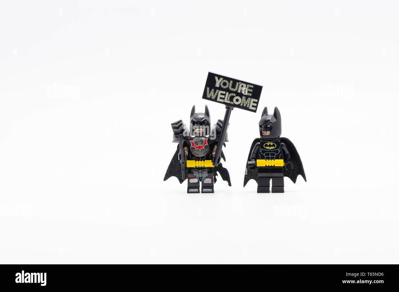 Lego Batman con Batman battle ready sosteniendo que son signo de  bienvenida. Lego minifigures son fabricados por el Grupo Lego Fotografía de  stock - Alamy
